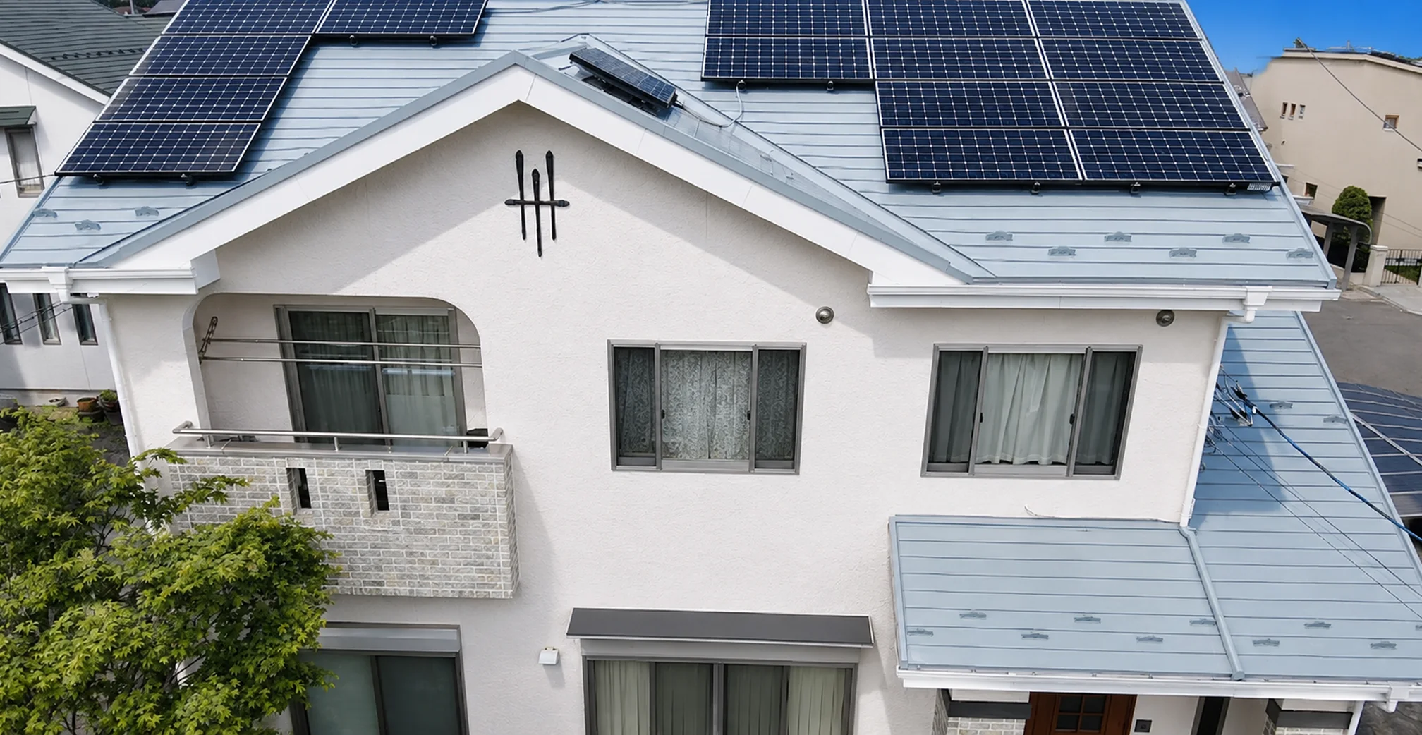 外壁塗装と屋根塗装を行った住宅の外観